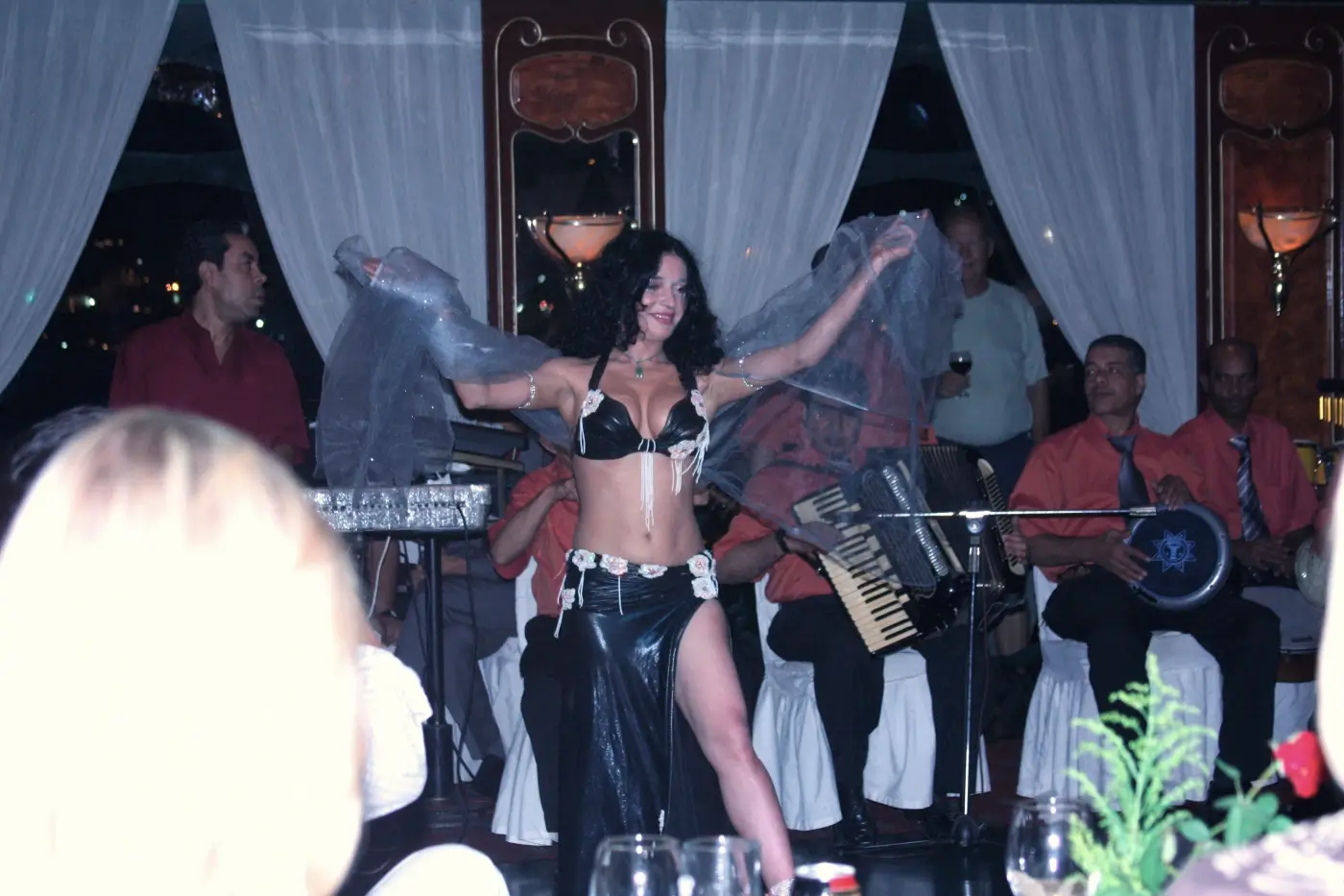 Bailarina y músicos durante un espectáculo a bordo de un barco de cena por el Nilo en El Cairo