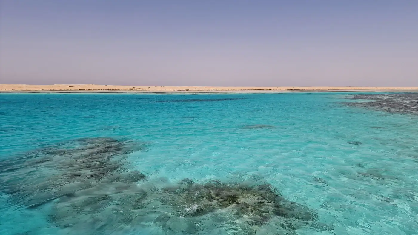 Mar turquesa junto a la costa de la isla Giftun, frente a Hurghada