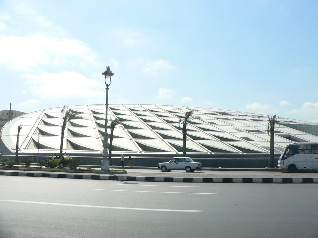 Cubierta inclinada de la Bibliotheca Alexandrina junto a la avenida costera