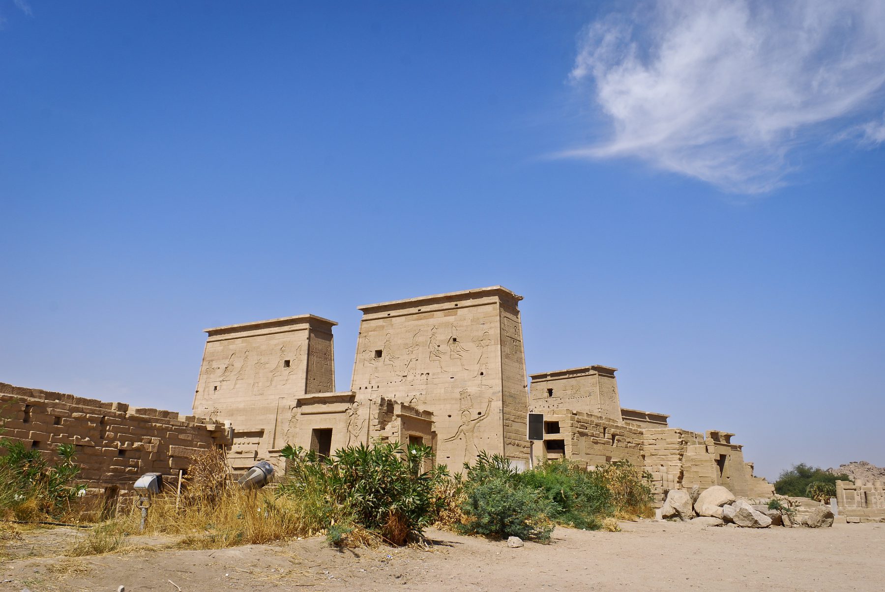 Columnas y fachadas del templo de Philae en la isla de Agilkia
