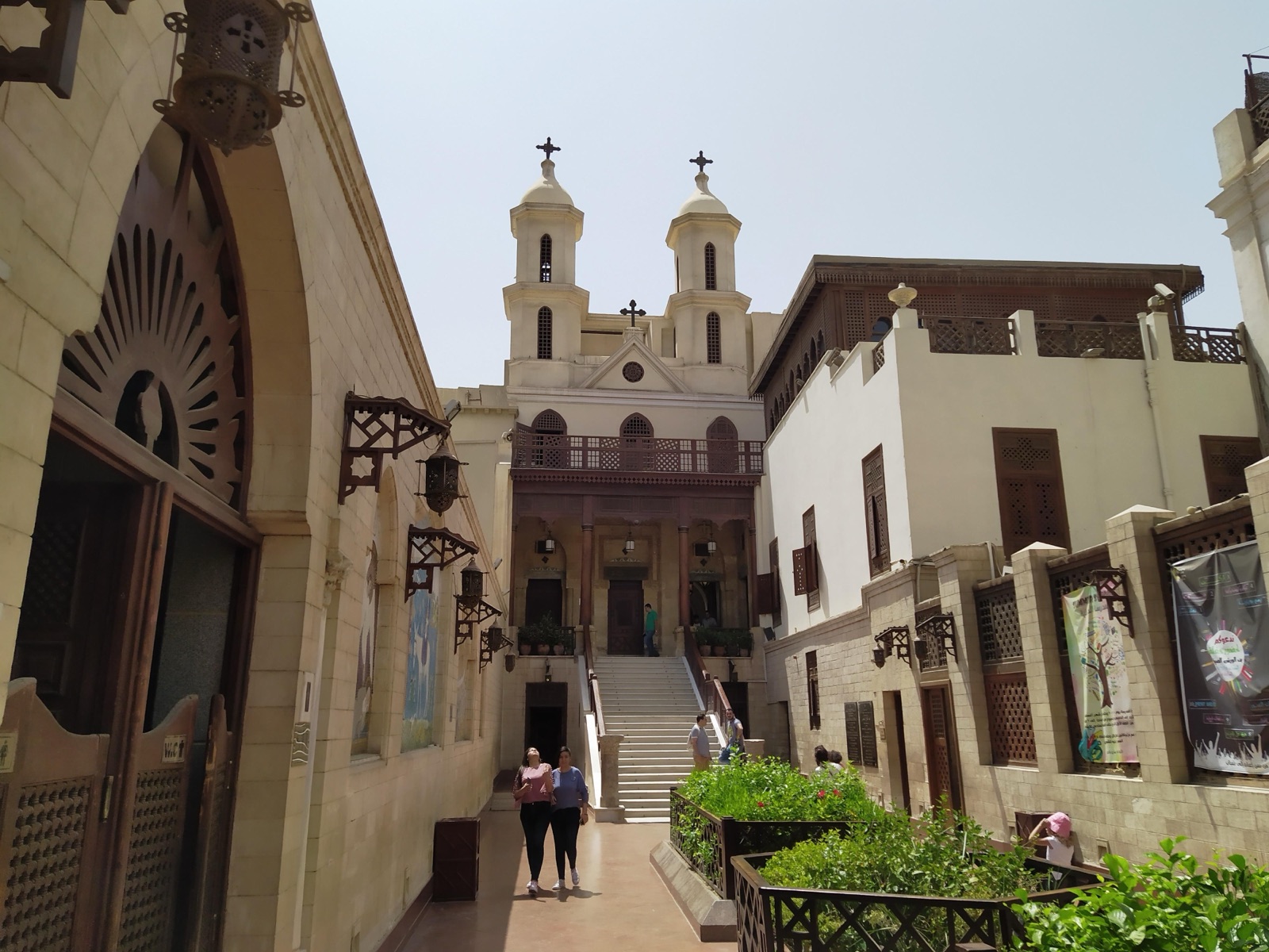 Acceso y fachada de la Iglesia Colgante en el Viejo Cairo