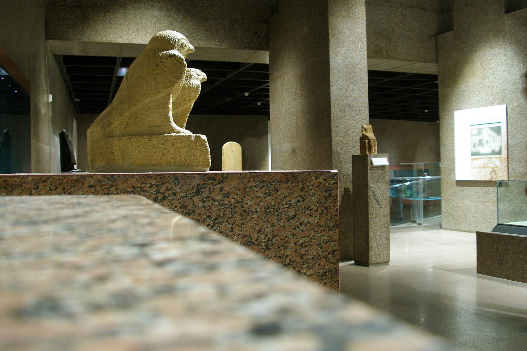 Sala del Museo Nubio de Asuán con esculturas y antigüedades