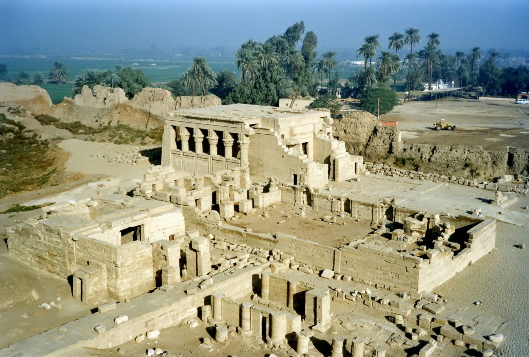 Fachada y columnas del templo de Dendera