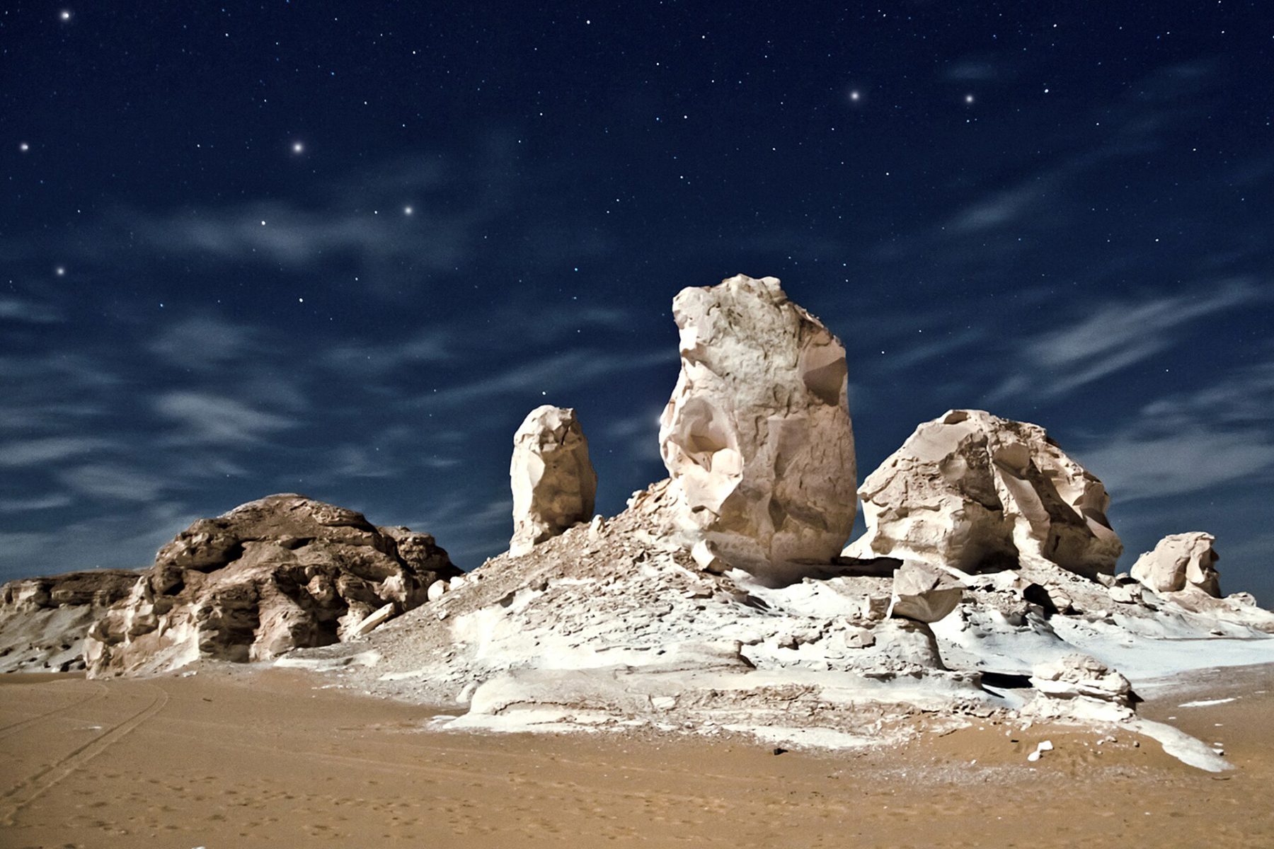 Formaciones de tiza del Desierto Blanco bajo un cielo nocturno estrellado