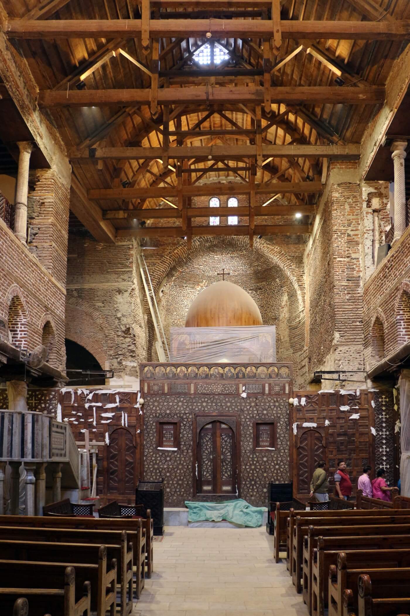 Interior de la iglesia de San Sergio en el Viejo Cairo