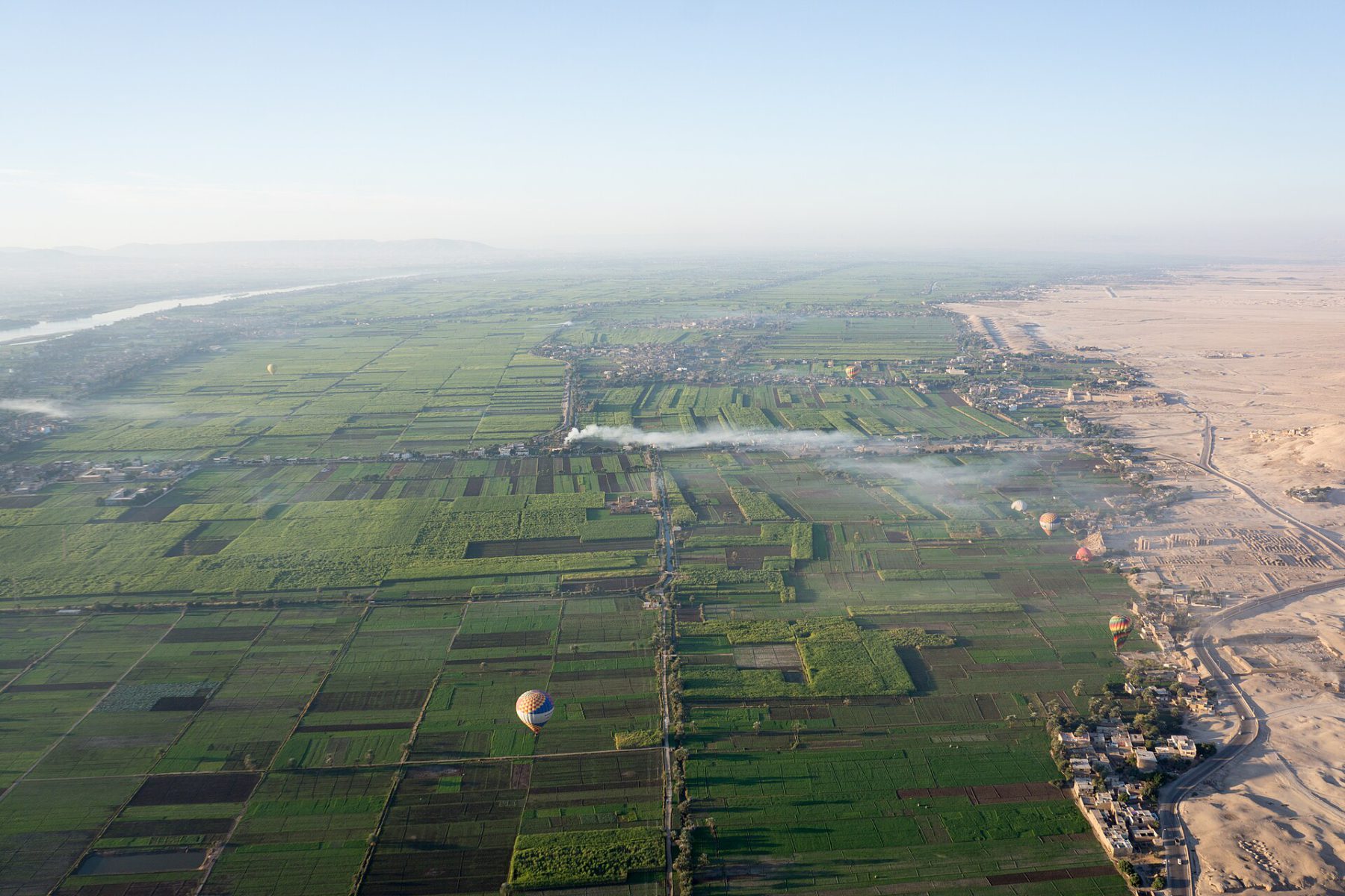 Límite entre los cultivos del valle del Nilo y el desierto cerca de Luxor