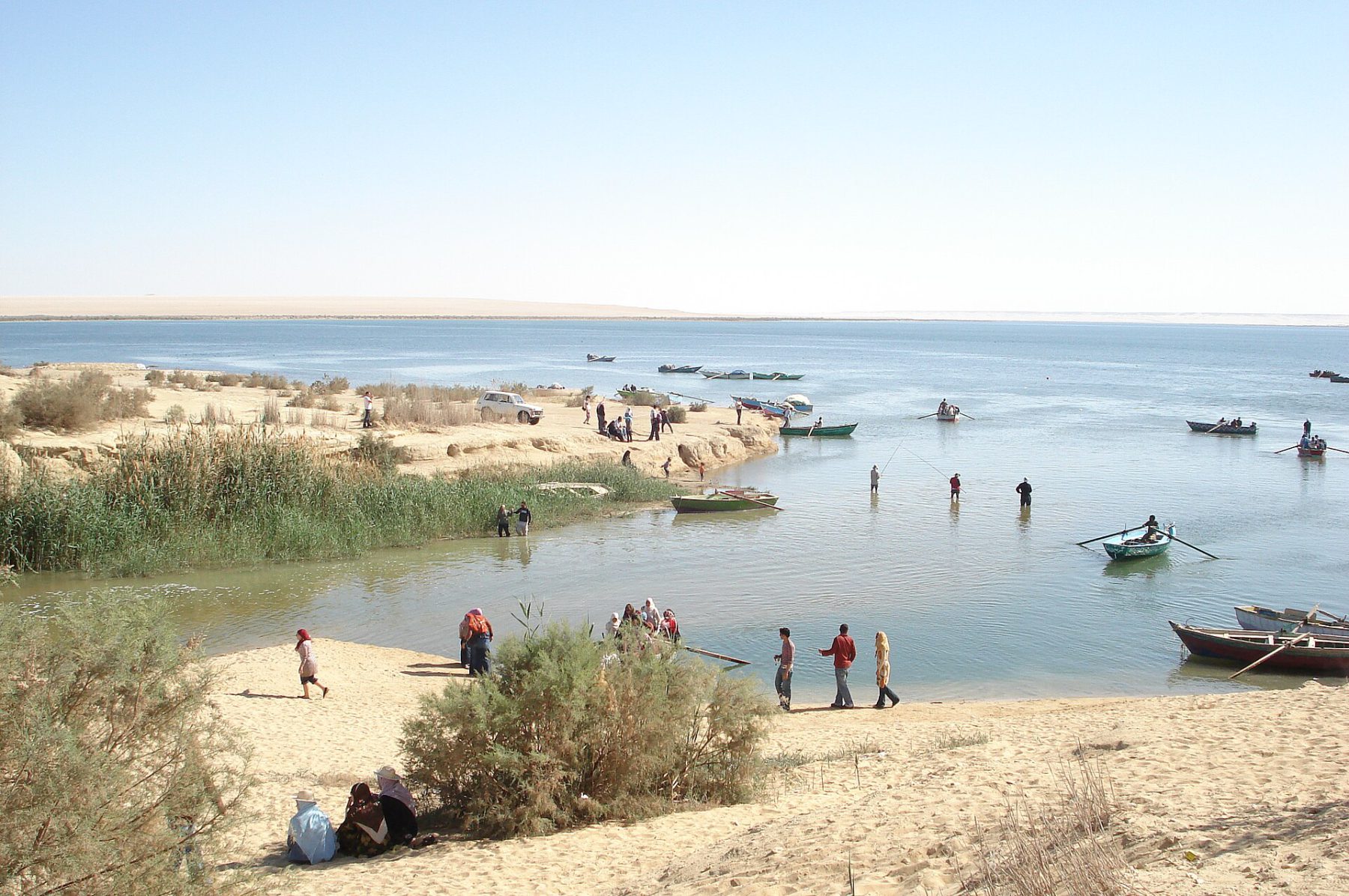 Pescadores y pequeñas embarcaciones junto a la orilla del lago Qarun