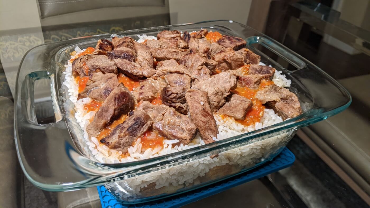 Fattah egipcia con arroz, salsa y trozos de carne
