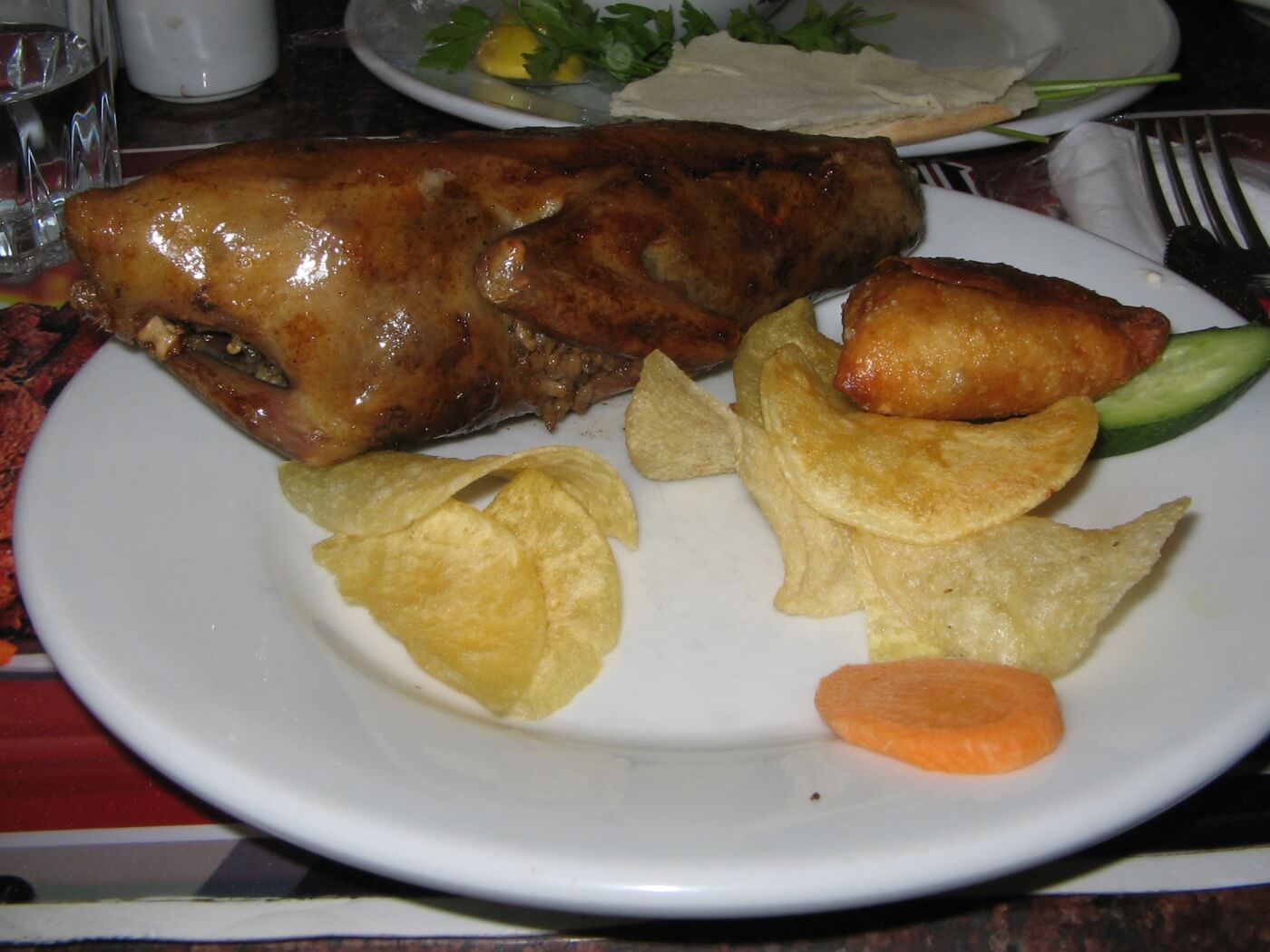 Pichón relleno hamam mahshi servido entero en un plato