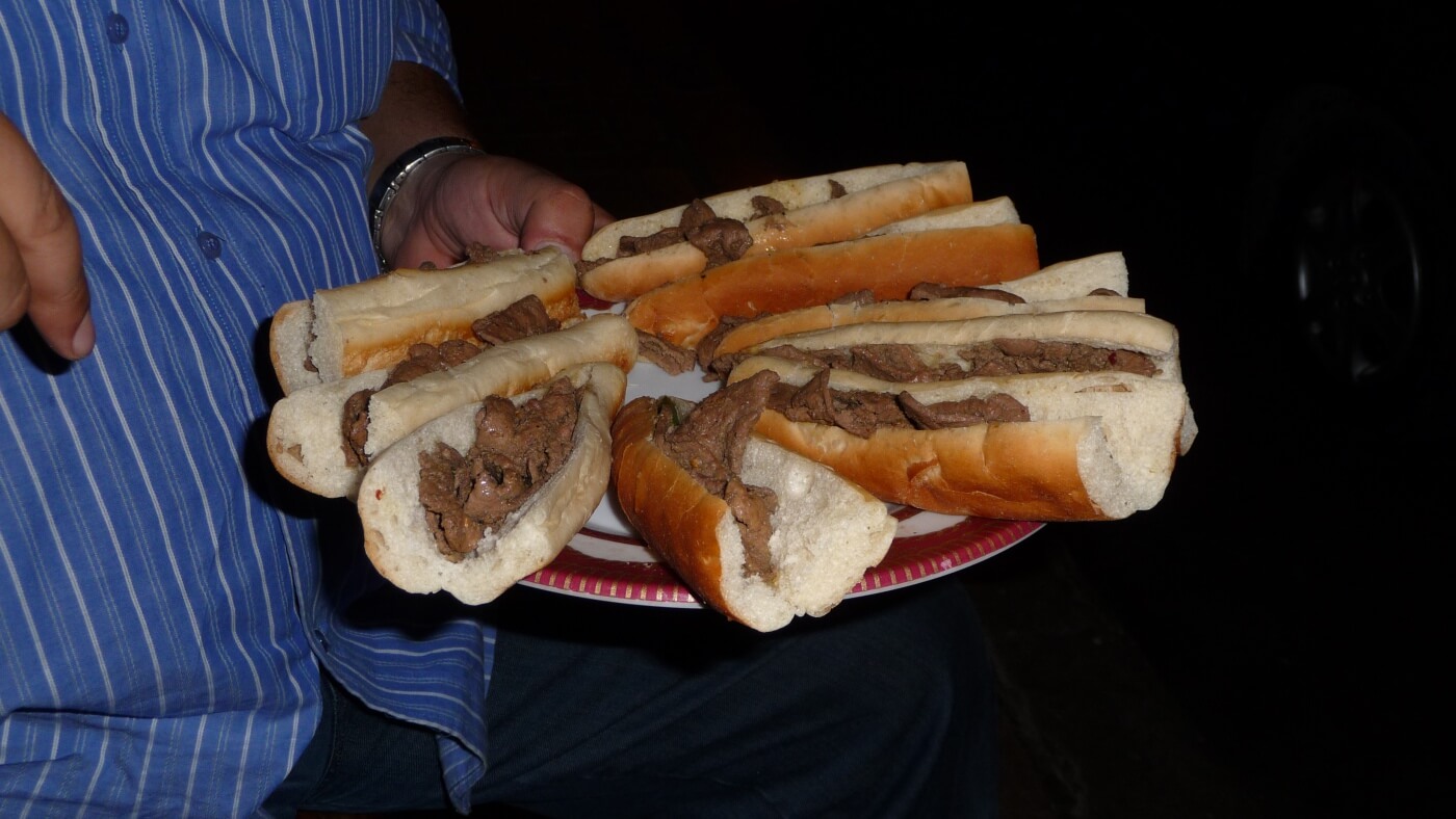 Bocadillos de kebda iskandarani rellenos de hígado en Alejandría