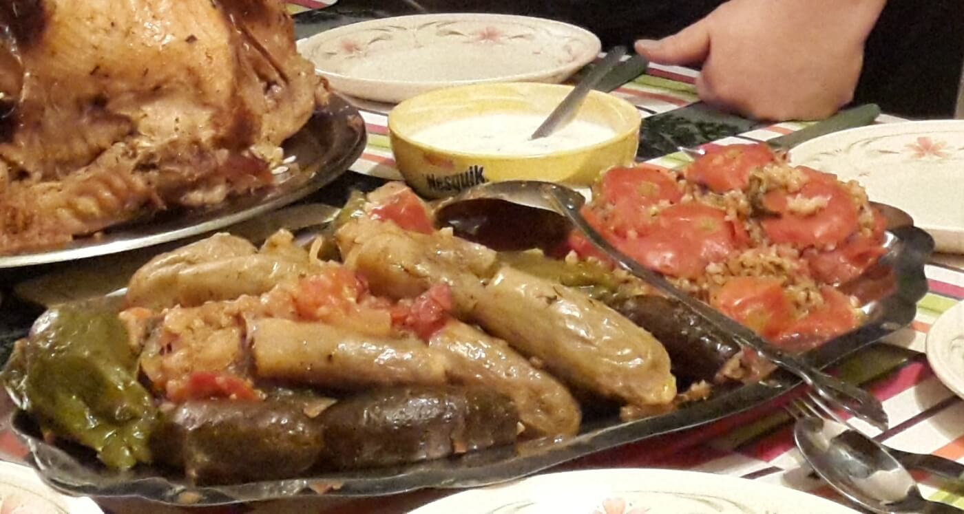 Bandeja de mahshi egipcio con berenjenas, pimientos y tomates rellenos de arroz