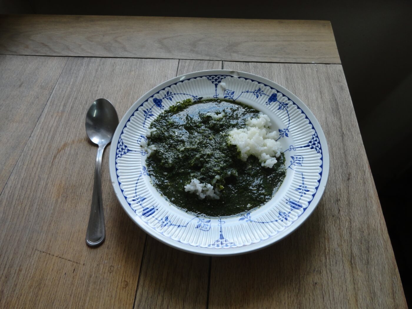 Molokhiya egipcia servida con arroz blanco