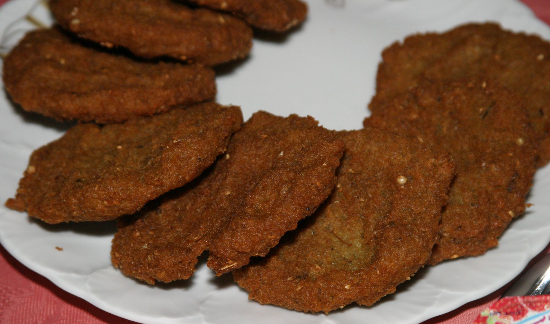 Piezas fritas de taameya egipcia servidas en un plato