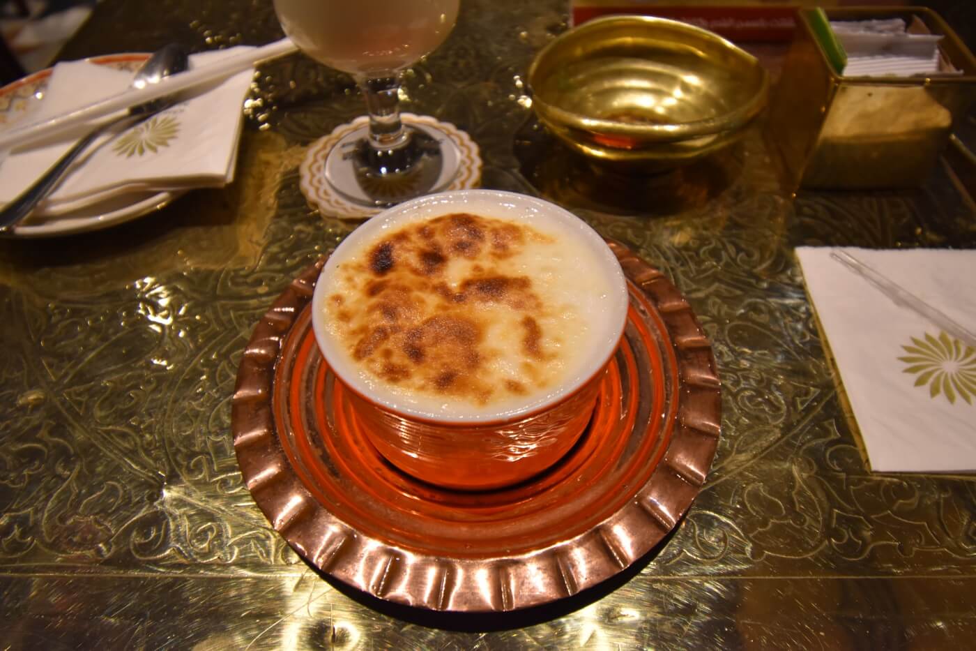 Cuenco de Umm Ali gratinado servido en un restaurante de El Cairo
