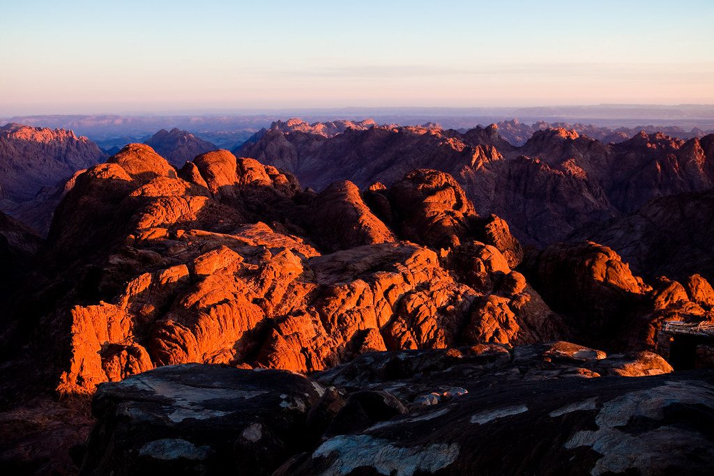 Primeras luces del amanecer sobre las montañas vistas desde el monte Sinaí