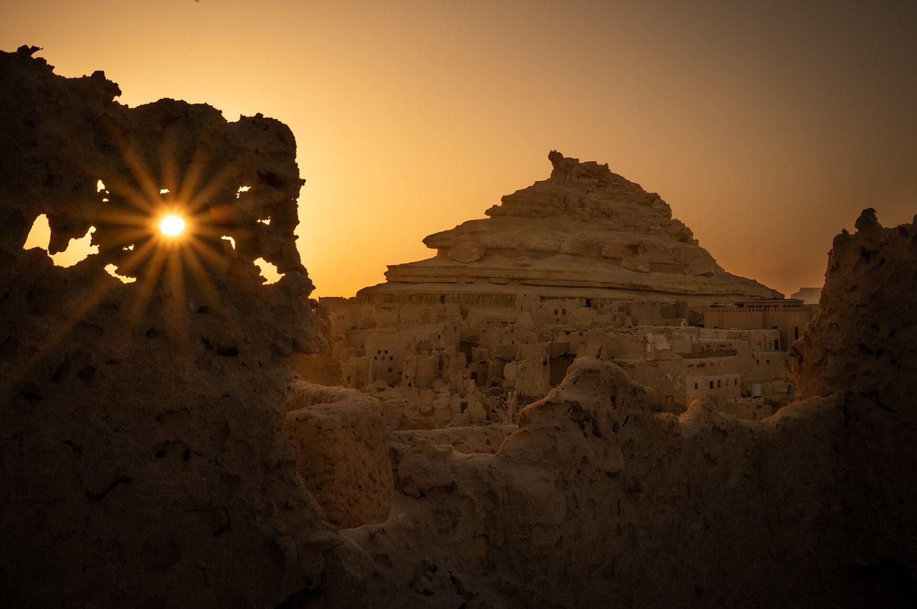 Ruinas de adobe y kershef de la fortaleza de Shali en Siwa al atardecer