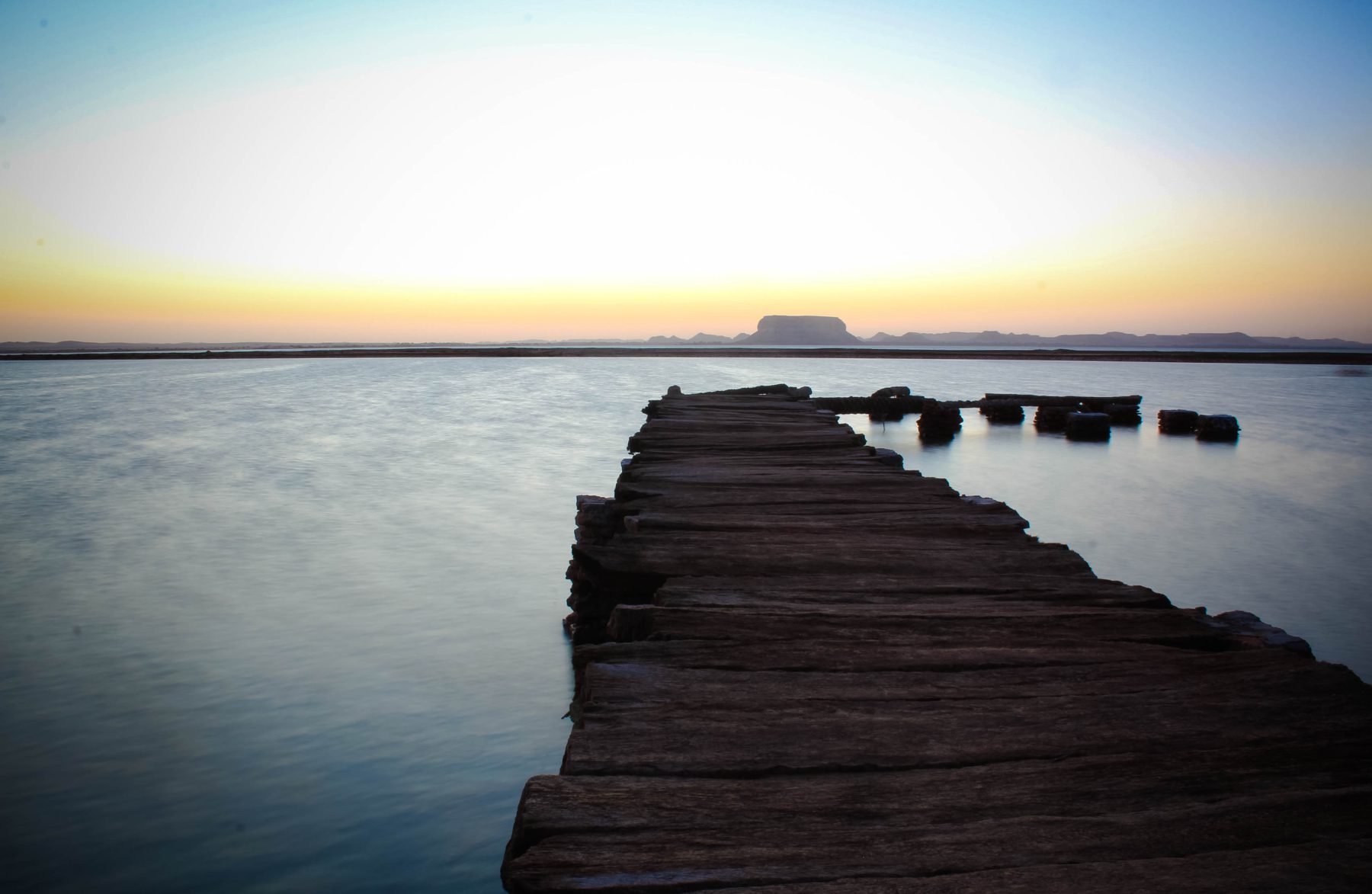 Pasarela de madera sobre el agua en la isla de Fatnis, oasis de Siwa