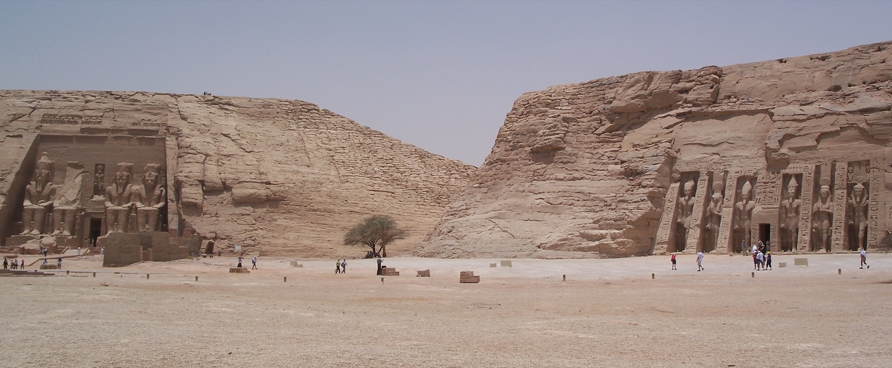 Fachada monumental del templo de Ramsés II en Abu Simbel