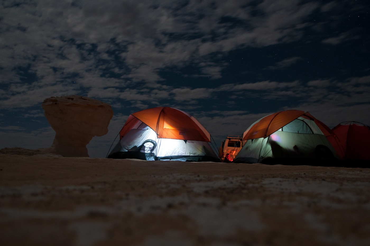 Campamento nocturno bajo las estrellas del desierto