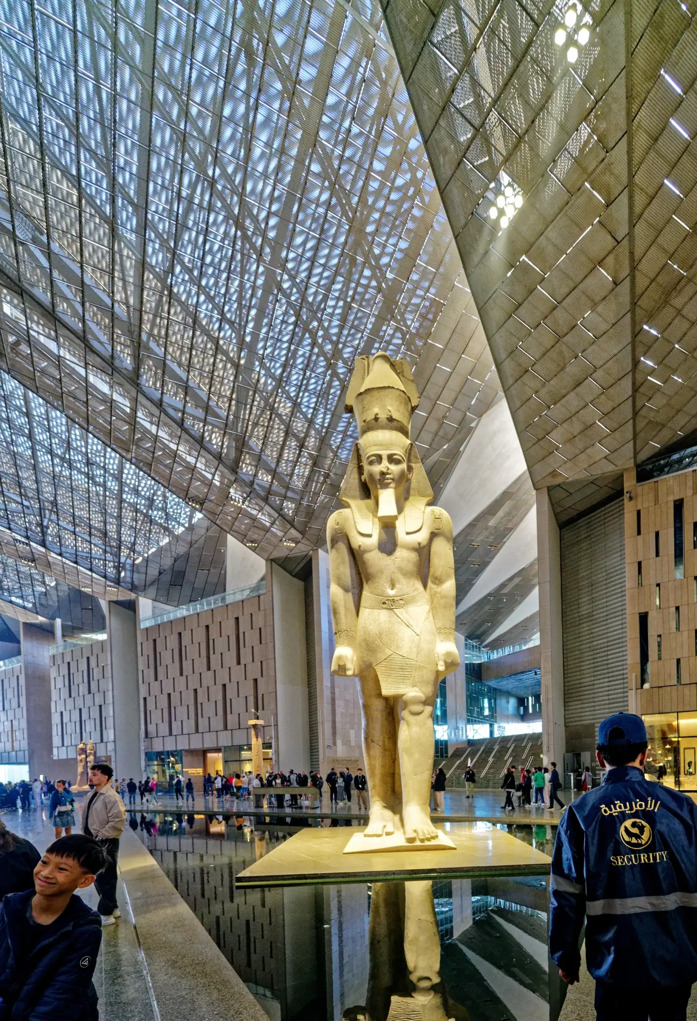 Estatua de Ramsés II en el vestíbulo del Gran Museo Egipcio