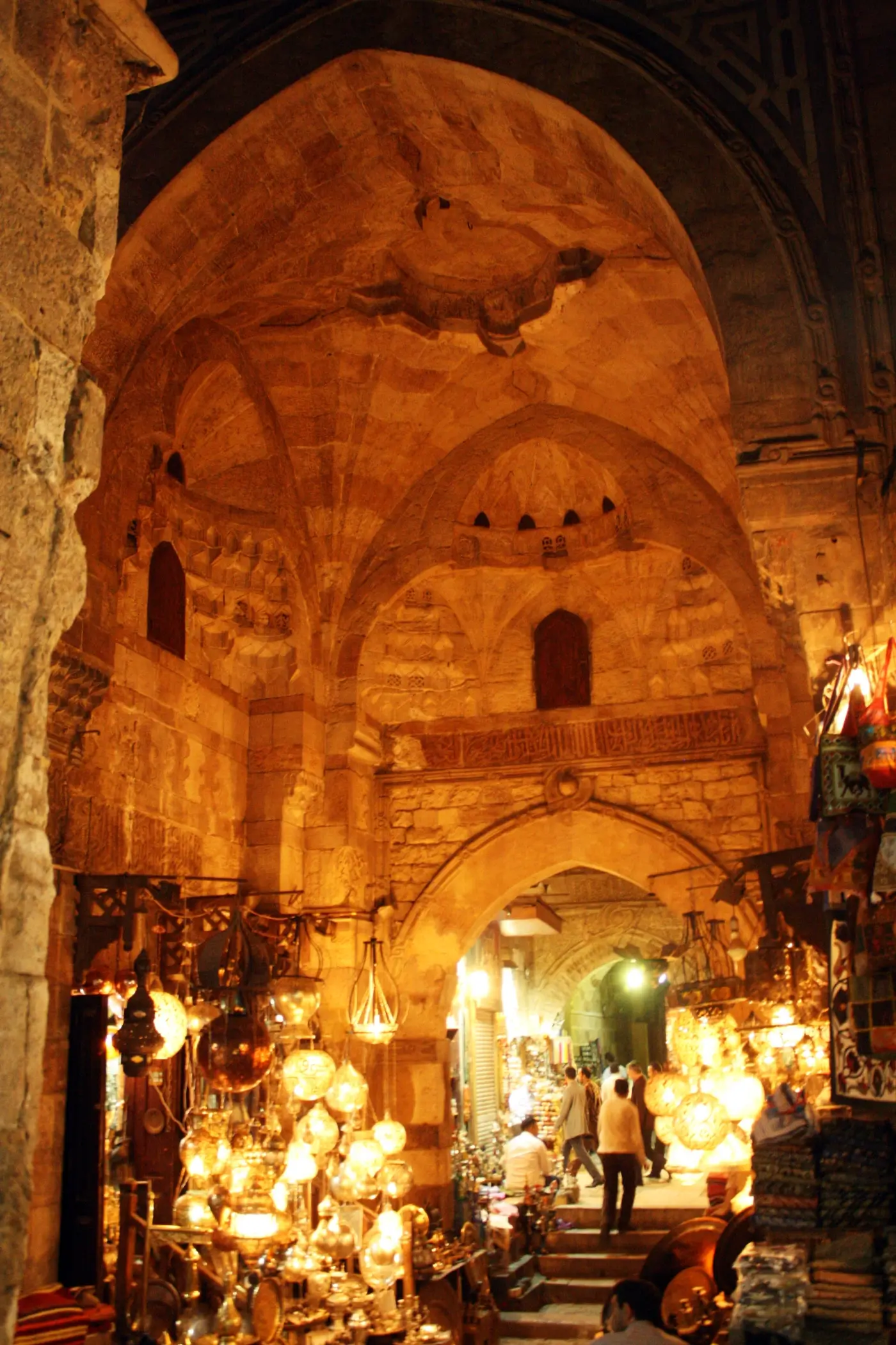 Arco y puestos iluminados de Khan el-Khalili, El Cairo