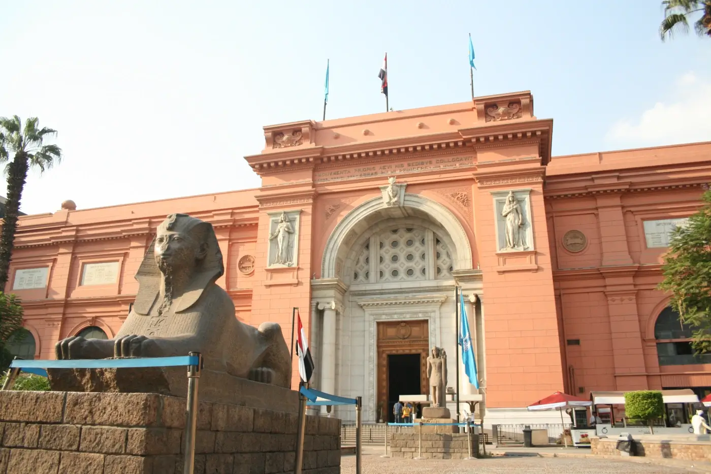 Fachada y esfinge del Museo Egipcio en la plaza Tahrir
