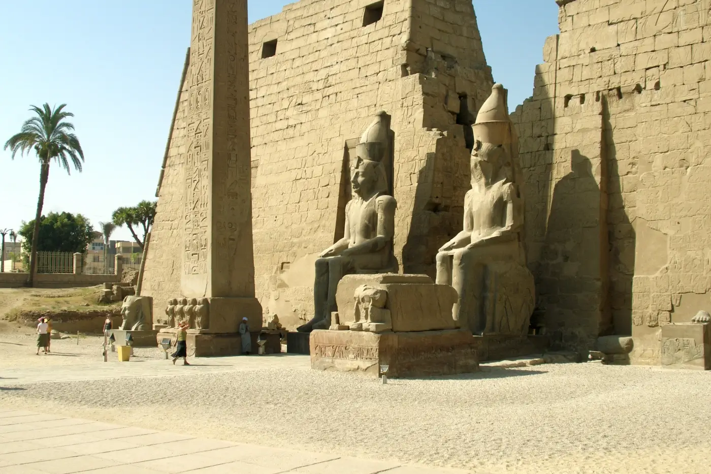 Pilono, obelisco y estatuas sedentes de Ramsés II en el templo de Luxor