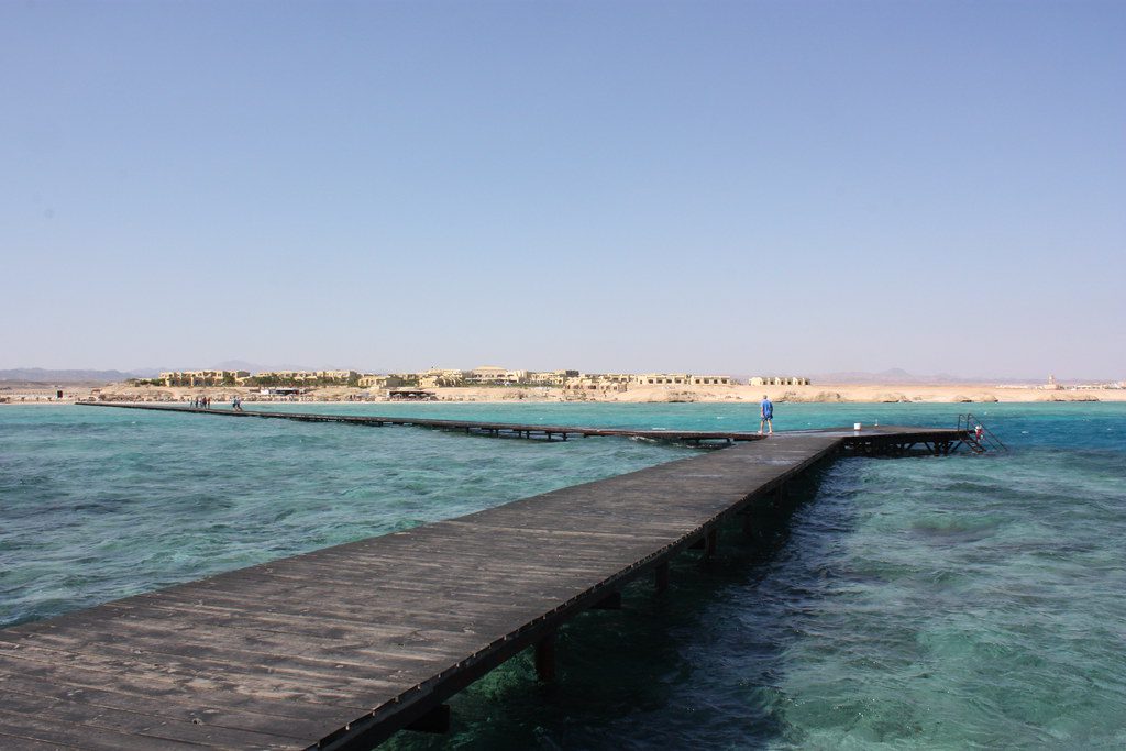 Pasarela sobre las aguas turquesas de Marsa Alam