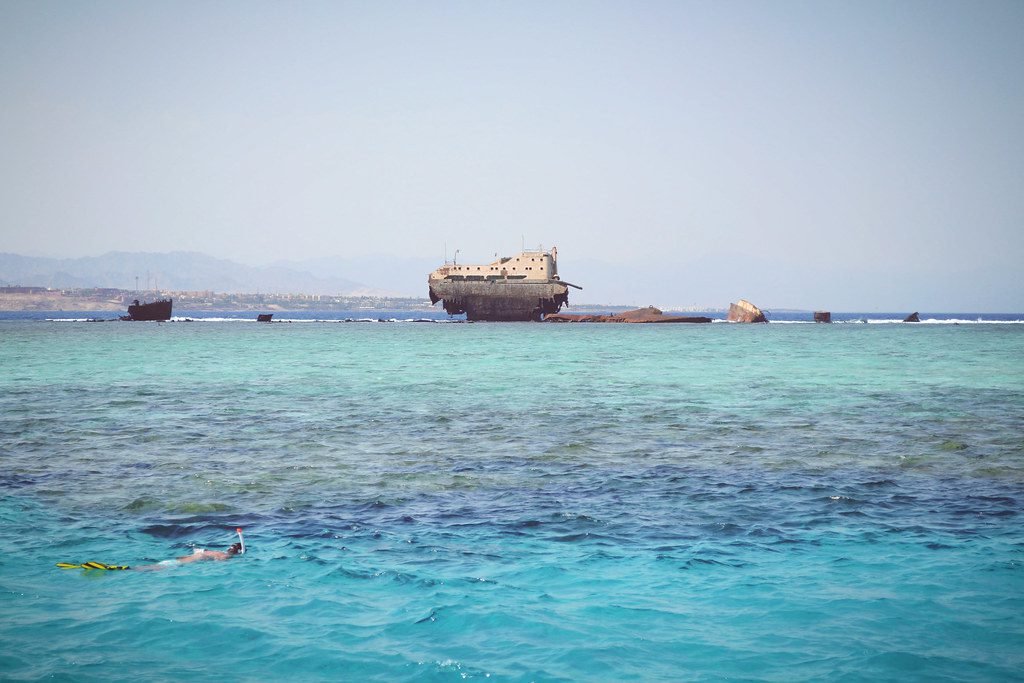 Playa y aguas transparentes en Sharm el-Sheikh