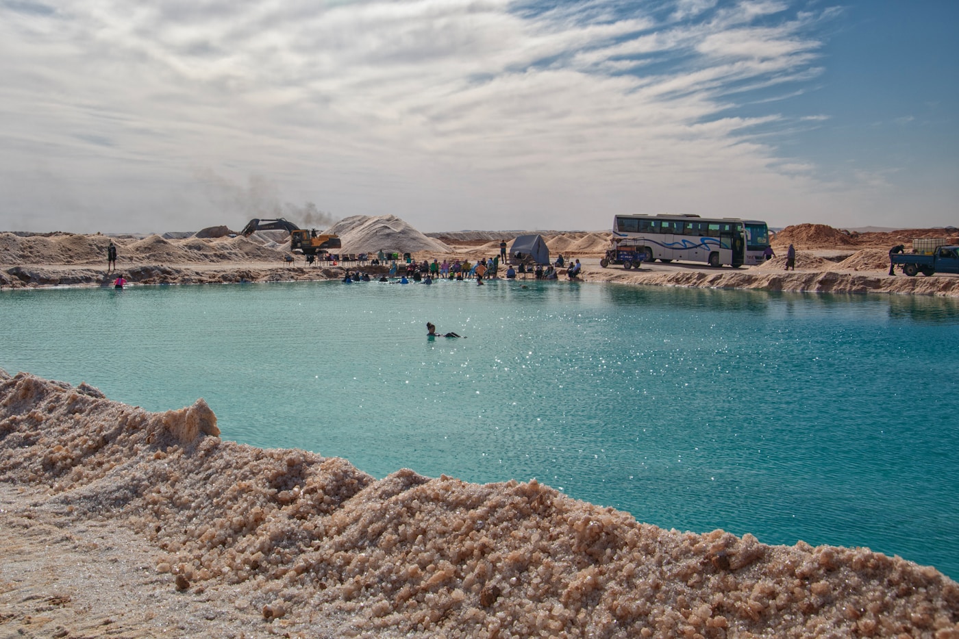 Lago salado de color turquesa en el oasis de Siwa