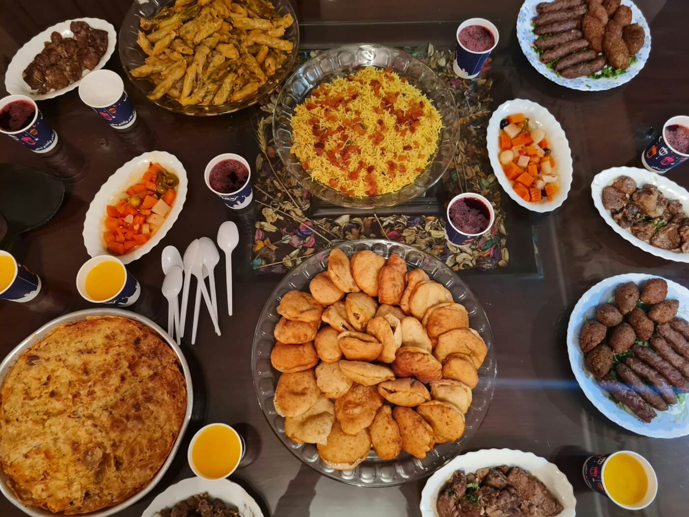 Mesa compartida con numerosos platos de comida típica egipcia