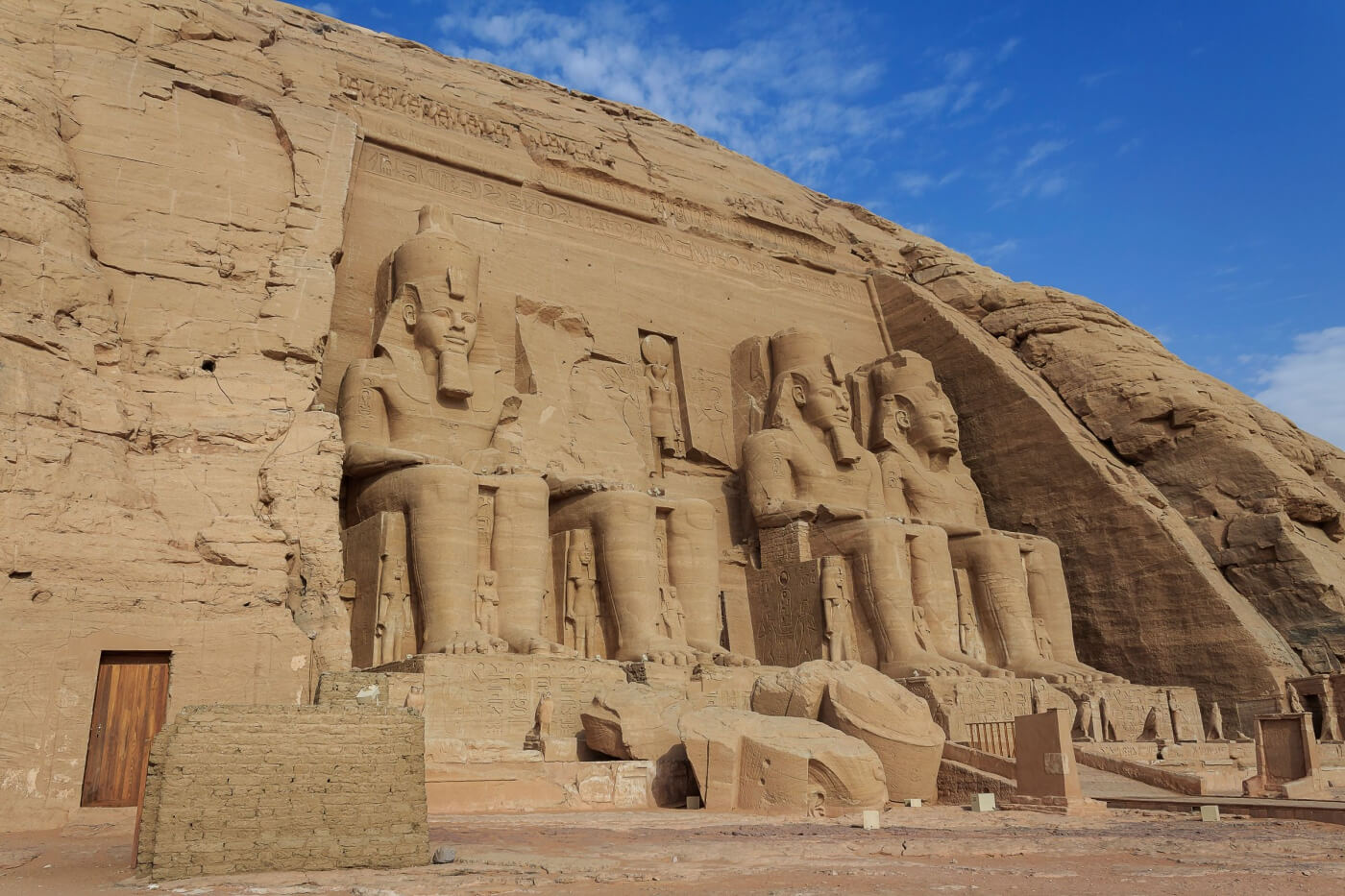 Fachada monumental del Gran Templo de Abu Simbel bajo el cielo azul