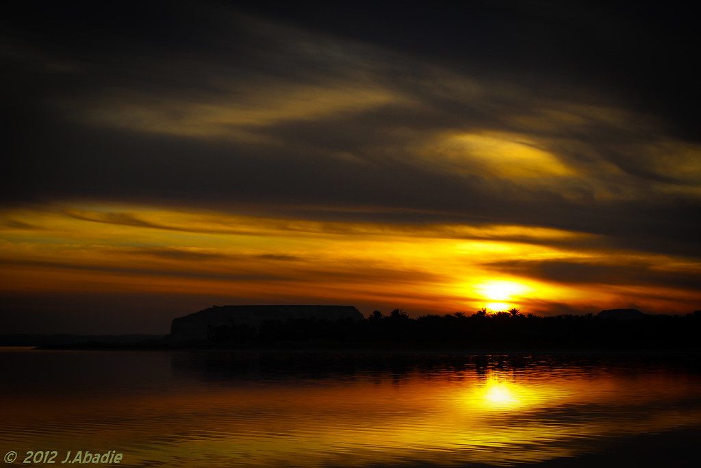 Puesta de sol reflejada en el oasis de Siwa